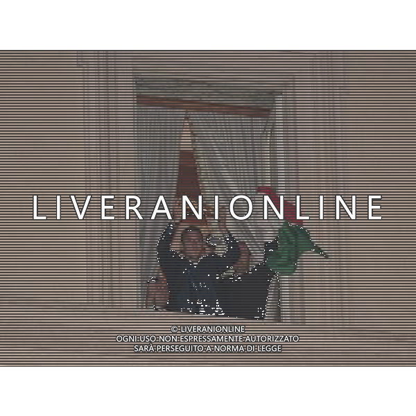 ROMA, 10 LUGLIO 2006 ITALIA CAMPIONE DEL MONDO DI CALCIO A PALAZZO CHIGI. NELLA FOTO: FRANCESCO TOTTI CON LA COPPA DEL MONDO AFFACCIATO ALLA FINESTRA DI PALAZZO CHIGI PH AGENZIA ALDO LIVERANI