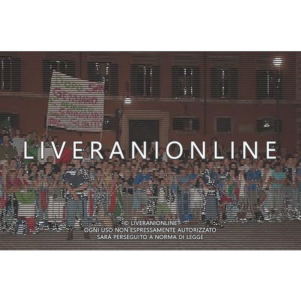 ROMA, 10 LUGLIO 2006 ITALIA CAMPIONE DEL MONDO DI CALCIO A PALAZZO CHIGI. NELLA FOTO: TIFOSI ITALIANI DAVANTI PALAZZO CHIGI PH AGENZIA ALDO LIVERANI