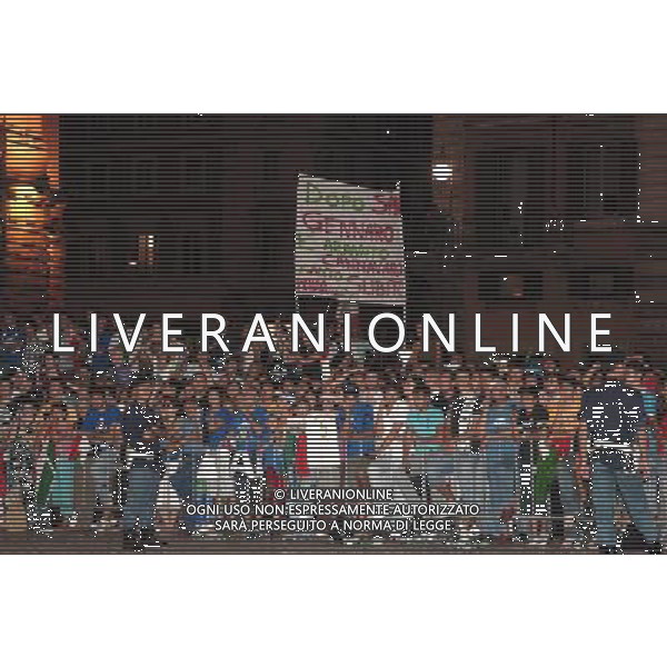 ROMA, 10 LUGLIO 2006 ITALIA CAMPIONE DEL MONDO DI CALCIO A PALAZZO CHIGI. NELLA FOTO: TIFOSI ITALIANI DAVANTI PALAZZO CHIGI PH AGENZIA ALDO LIVERANI