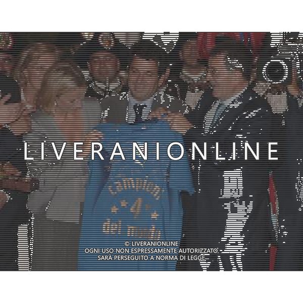 ROMA, 10 LUGLIO 2006 ITALIA CAMPIONE DEL MONDO DI CALCIO A PALAZZO CHIGI. NELLA FOTO: ROMANO PRODI E GIOVANNA MELANDRI con la maglia azzurra della nazionale campione del mondo PH AGENZIA ALDO LIVERANI