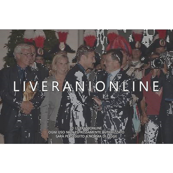 ROMA, 10 LUGLIO 2006 ITALIA CAMPIONE DEL MONDO DI CALCIO A PALAZZO CHIGI. NELLA FOTO: ROMANO PRODI E FRANCESCO TOTTI CON LA COPPA DEL MONDO MARCELLO LIPPI E GIOVANNA MELANDRI PH AGENZIA ALDO LIVERANI