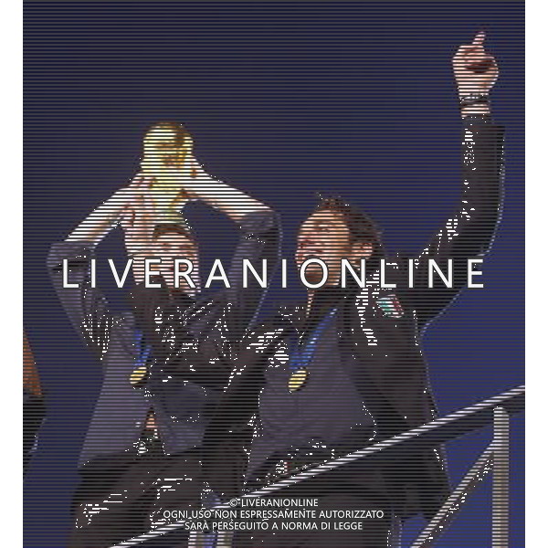 Arrivo al Circo Massimo di Roma dei giocatori della nazionale italiana vincitori dei Campionati Mondiali Germania 10/07/2006 nella foto luca toni, francesco totti con la coppa ph corradetti/ag. aldo liverani