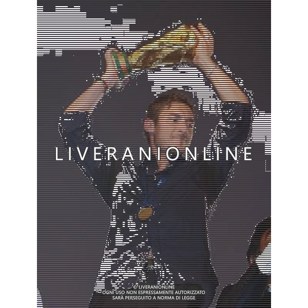 Arrivo al Circo Massimo di Roma dei giocatori della nazionale italiana vincitori dei Campionati Mondiali Germania 10/07/2006 nella foto francesco totti con la coppa ph corradetti/ag. aldo liverani