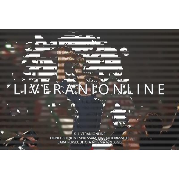 Arrivo al Circo Massimo di Roma dei giocatori della nazionale italiana vincitori dei Campionati Mondiali Germania 10/07/2006 nella foto francesco totti con la coppa ph corradetti/ag. aldo liverani