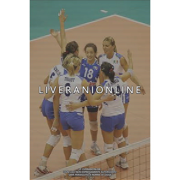 MILANO 8/8/2006 PALALIDO TRIANGOLARE DI VOLLEY FEMMINILE: ITALIA-TURCHIA NELLA FOTO ESULTANZA DELL\' ITALIA A FINE GARA VINTA 3-0 FOTO ROMANO/AG ALDO LIVERANI