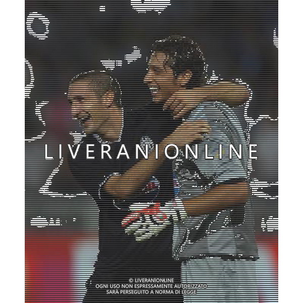 Napoli 11/08/2006 Inter - Juventus - Napoli 10¡ Trofeo Moretti Nella foto: esultanza di Chiellini Giorgio con Mirante Antonio.* Ph Gianni Nucci/Agenzia Aldo Liverani