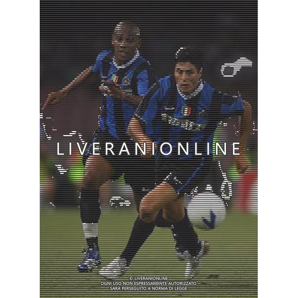 Napoli 11/08/2006 Inter - Juventus - Napoli 10¡ Trofeo Moretti Nella foto: Maicon Douglas Sesinando con Cruz Julio Ricardo.* Ph Gianni Nucci/Agenzia Aldo Liverani