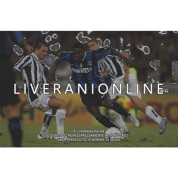 Napoli 11/08/2006 Inter - Juventus - Napoli 10¡ Trofeo Moretti Nella foto: Martins Obafemi contro Bojinov Valeri.* Ph Gianni Nucci/Agenzia Aldo Liverani