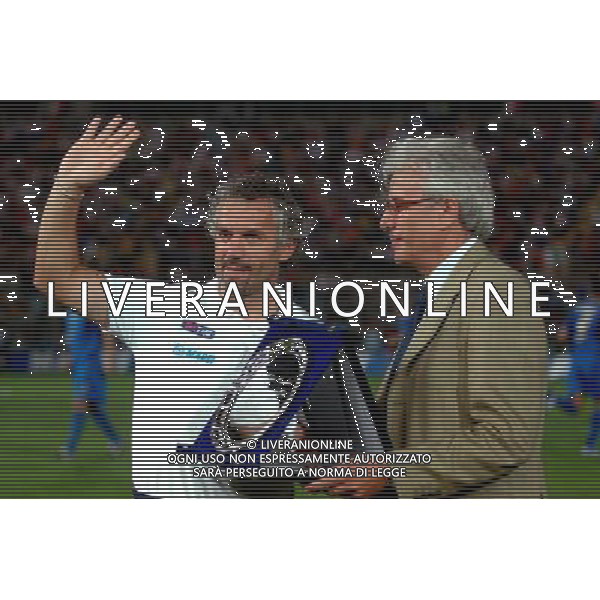 ITALIA - CROAZIA AMICHEVOLE A LIVORNO 16/08/2006 NELLA FOTO: ROBERTO DONADONI PREMIATO DA CIPOLLINI FOTO BIZZI/AG. ALDO LIVERANI