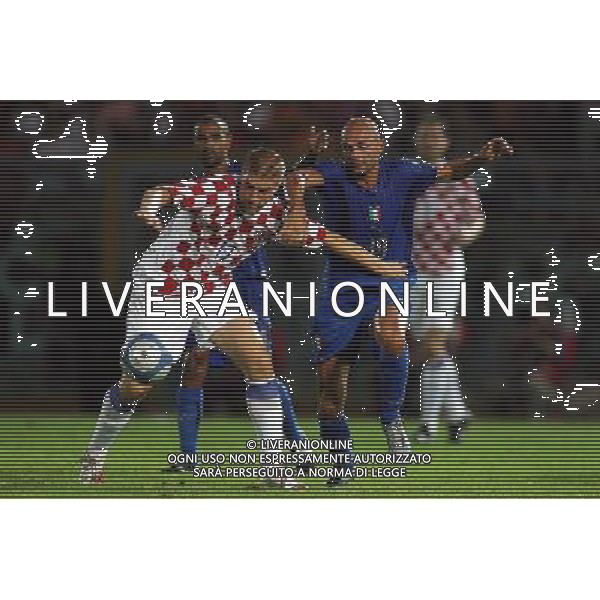 ITALIA - CROAZIA AMICHEVOLE A LIVORNO 16/08/2006 NELLA FOTO: KLASNIC CON GIULIO FALCONE FOTO GIANNI NUCCI/AG. ALDO LIVERANI