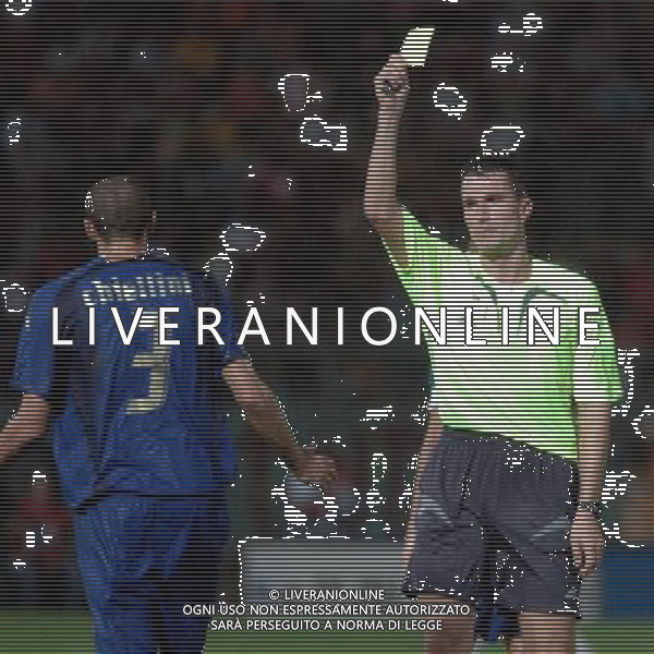 ITALIA - CROAZIA AMICHEVOLE A LIVORNO 16/08/2006 NELLA FOTO: arbitro KIRKER AMMONISCE CHIELLINI giorgio FOTO BIZZI/AG. ALDO LIVERANI