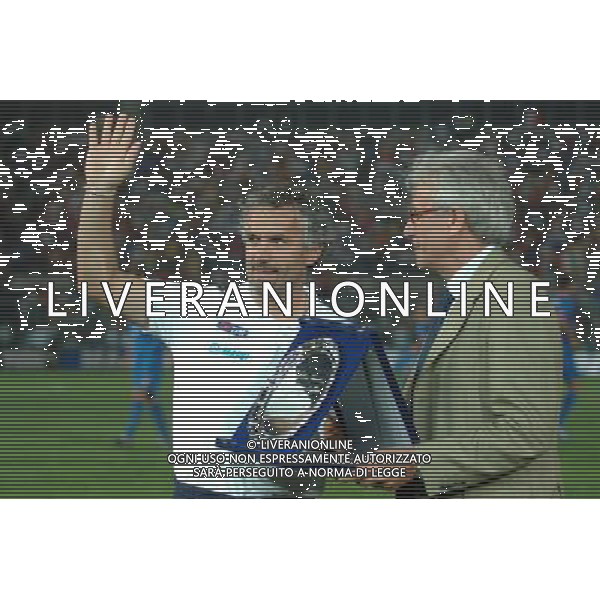 LIVORNO,16 AGOSTO 2006 CALCIO ITALIA-CROAZIA NELLA FOTO:DONADONI PREMIATO DA CIPOLLINI RENATO FOTO BIZZI/A.LIVERANI