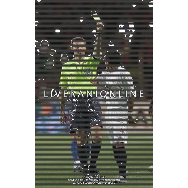 Barcellona - Siviglia Supercoppa Europea a Montecarlo 25/08/2006 nella foto arbitro farina ammonisce dani alves ph luzzani/ag. aldo liverani