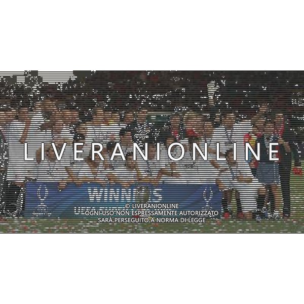 Barcellona - Siviglia Supercoppa Europea a Montecarlo 25/08/2006 nella foto la premiazione del siviglia vincitore della coppa ph luzzani/ag. aldo liverani