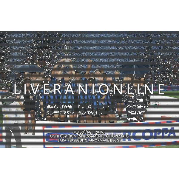 Inter - Roma Supercoppa Italiana 26/08/2006 nella foto i festeggiamenti per la premiazione dell\'inter vincitrice della Coppa ph luzzani/ag. aldo liverani