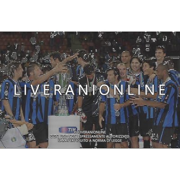 Milano 26-08-2006 inter-roma 4:3 Supercoppa Italiana TIM 2006 nella foto la premiazione dell\' Inter vincitrice della coppa * ph marco luzzani/ag aldo liverani s.a.s.