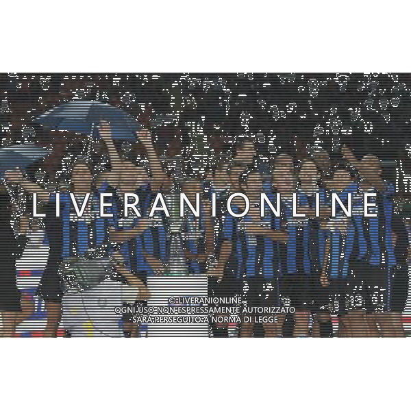 Milano 26-08-2006 inter-roma 4:3 Supercoppa Italiana TIM 2006 nella foto la premiazione dell\' Inter vincitrice della coppa * ph marco luzzani/ag aldo liverani s.a.s.
