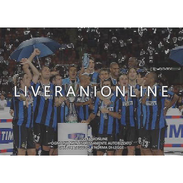 Milano 26-08-2006 inter-roma 4:3 Supercoppa Italiana TIM 2006 nella foto la premiazione dell\' Inter vincitrice della coppa * ph marco luzzani/ag aldo liverani s.a.s.