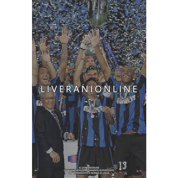 Milano 26-08-2006 inter-roma 4:3 Supercoppa Italiana TIM 2006 nella foto la premiazione dell\' Inter vincitrice della coppa * ph marco luzzani/ag aldo liverani s.a.s.