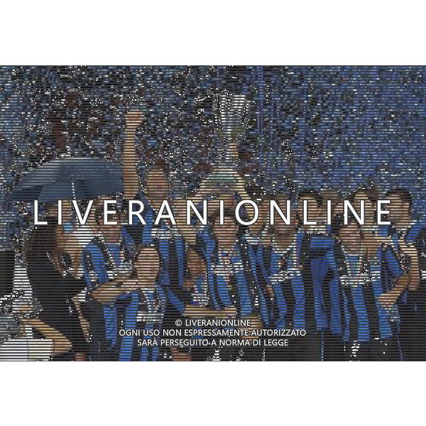 Milano 26-08-2006 inter-roma 4:3 Supercoppa Italiana TIM 2006 nella foto la premiazione dell\' Inter vincitrice della coppa * ph marco luzzani/ag aldo liverani s.a.s.