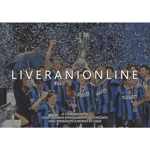 Milano 26-08-2006 inter-roma 4:3 Supercoppa Italiana TIM 2006 nella foto la premiazione dell\' Inter vincitrice della coppa * ph marco luzzani/ag aldo liverani s.a.s.