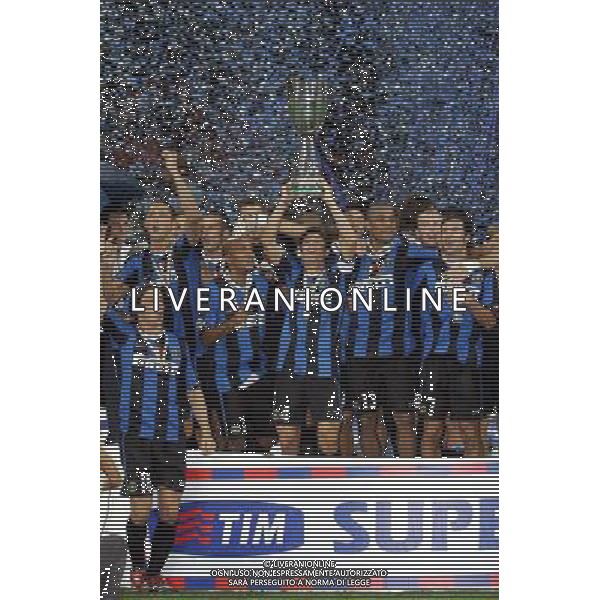 Milano 26-08-2006 inter-roma 4:3 Supercoppa Italiana TIM 2006 nella foto la premiazione dell\' Inter vincitrice della coppa * ph marco luzzani/ag aldo liverani s.a.s.