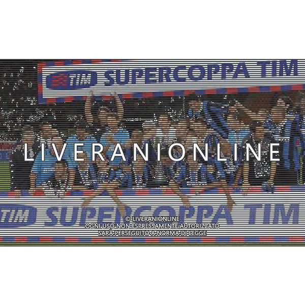 Milano 26-08-2006 inter-roma 4:3 Supercoppa Italiana TIM 2006 nella foto la premiazione dell\' Inter vincitrice della coppa * ph marco luzzani/ag aldo liverani s.a.s.