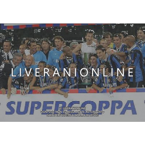 Milano 26-08-2006 inter-roma 4:3 Supercoppa Italiana TIM 2006 nella foto la premiazione dell\' Inter vincitrice della coppa * ph marco luzzani/ag aldo liverani s.a.s.