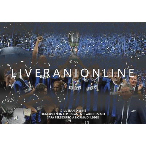 MILANO SUPERCOPPA ITALIANA INTER ROMA 26/08/2006 NELLA FOTO LA PREMIAZIONE AI GIOCATORI DELL\'INTER FOTO ALDO LIVERANI