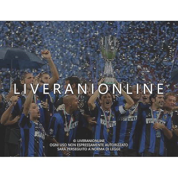 MILANO SUPERCOPPA ITALIANA INTER ROMA 26/08/2006 NELLA FOTO ZANETTI JAVIER CON LA SUPERCOPPA ITALIANA FOTO ALDO LIVERANI