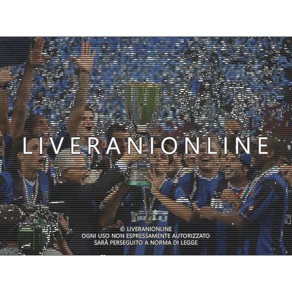 INTER -ROMA SUPERCOPPA ITALIANA TIM 26/08/2006 NELLA FOTO ZANETTI JAVIER CON LA SUPERCOPPA ITALIANA agenzia aldo liverani