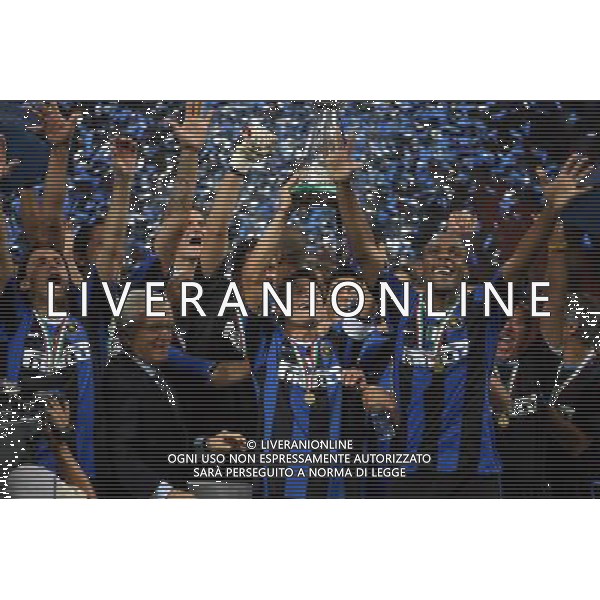 INTER -ROMA SUPERCOPPA ITALIANA TIM 26/08/2006 NELLA FOTO ZANETTI JAVIER CON LA SUPERCOPPA ITALIANA agenzia aldo liverani