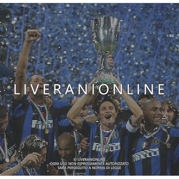 MILANO SUPERCOPPA ITALIANA INTER ROMA 26/08/2006 NELLA FOTO LA PREMIAZIONE AI GIOCATORI DELL\'INTER FOTO ALDO LIVERANI