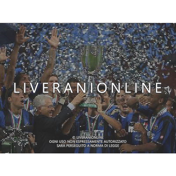 INTER-ROMA SUPERCOPPA ITALIANA 26/08/2006 NELLA FOTO MATTARESE ANTONIO CONSEGNA LA SUPERCOPPA ITALIANA AGENZI ALDO LIVERANI