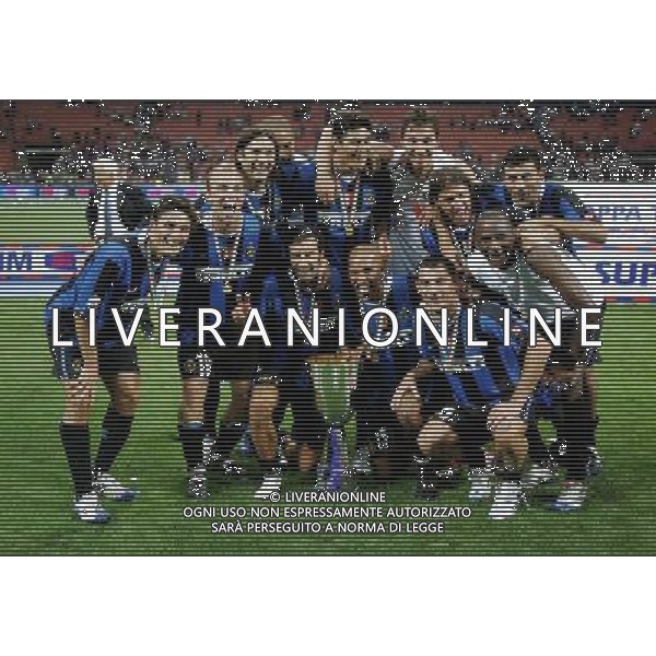 Inter - Roma Supercoppa Italiana Tim 26/08/2006 nella foto esultanza a fine gara dei giocatori interisti vincitori della coppa ph santandrea/ag. aldo lvierani