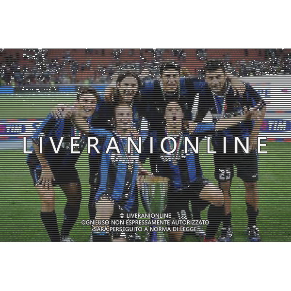 Inter - Roma Supercoppa Italiana Tim 26/08/2006 nella foto esultanza a fine gara dei giocatori interisti vincitori della coppa ph santandrea/ag. aldo lvierani