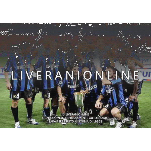 Inter - Roma Supercoppa Italiana Tim 26/08/2006 nella foto esultanza a fine gara dei giocatori interisti vincitori della coppa ph santandrea/ag. aldo lvierani