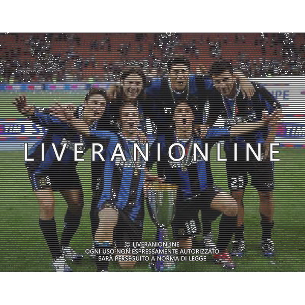 Inter - Roma Supercoppa Italiana Tim 26/08/2006 nella foto esultanza a fine gara dei giocatori interisti vincitori della coppa ph santandrea/ag. aldo lvierani