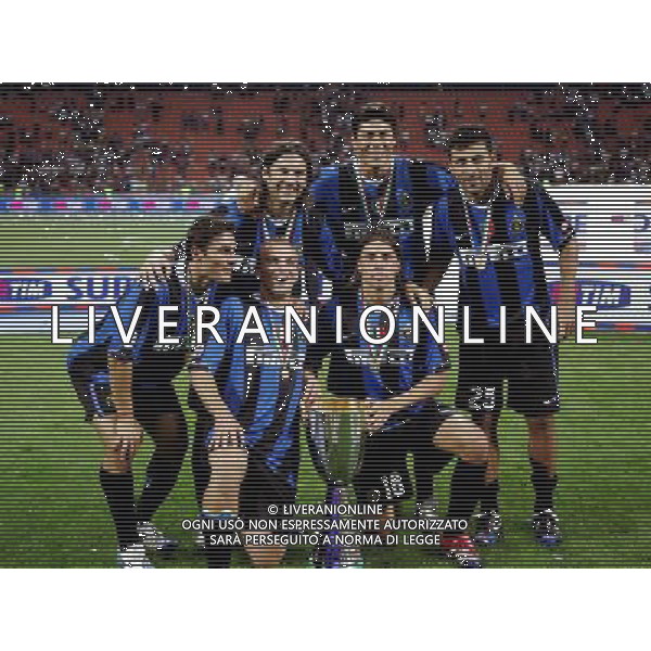 Inter - Roma Supercoppa Italiana Tim 26/08/2006 nella foto esultanza a fine gara dei giocatori interisti vincitori della coppa ph santandrea/ag. aldo lvierani