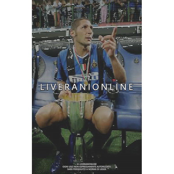 Inter - Roma Supercoppa Italiana Tim 26/08/2006 nella foto marco materazzi a fine gara con la Coppa ph santandrea/ag. aldo lvierani