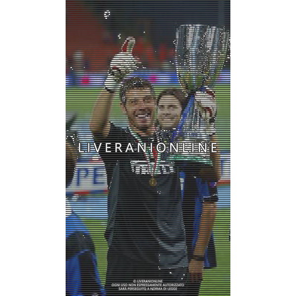 Inter - Roma Supercoppa Italiana Tim 26/08/2006 nella foto francesco toldo a fine gara con la Coppa ph santandrea/ag. aldo lvierani