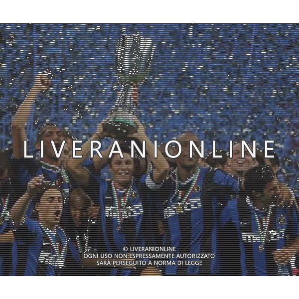 INTER-ROMA SUPERCOPPA ITALIANA 26/08/2006 NELLA FOTO ZANETTI JAVIER CON LA SUPERCOPPA ITALIANA AGENZI ALDO LIVERANI