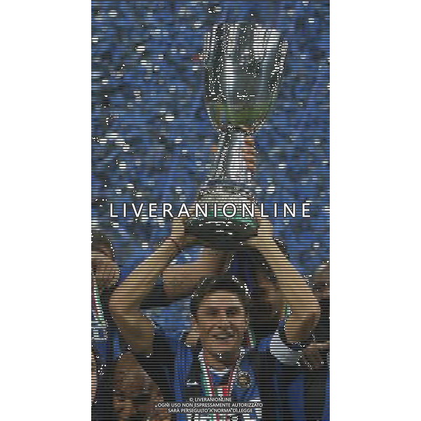 INTER-ROMA SUPERCOPPA ITALIANA 26/08/2006 NELLA FOTO ZANETTI JAVIER CON LA SUPER COPPA ITALIANA AGENZI ALDO LIVERANI
