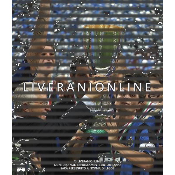 INTER-ROMA SUPERCOPPA ITALIANA 26/08/2006 NELLA FOTO MATTARESE ANTONIO CONSEGNA LA SUPERCOPPA ITALIANA A JAVIER ZANETTI AGENZI ALDO LIVERANI