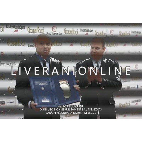 monaco montecarlo 28-08-2006 Golden Foot 2006 nella foto ronaldo con il premio e s.a.s. Alberto ll di monaco ph marco luzzani/ag aldo liverani s.a.s.