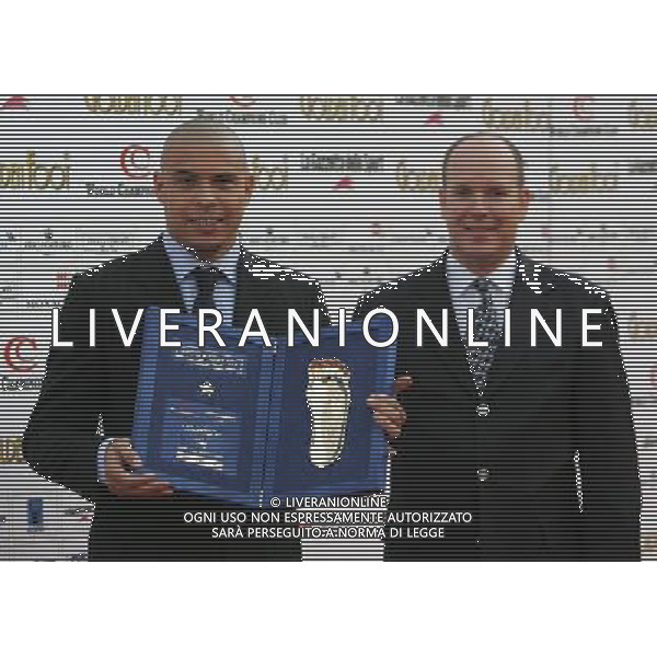 monaco montecarlo 28-08-2006 Golden Foot 2006 nella foto ronaldo con il premio e s.a.s. Alberto ll di monaco ph marco luzzani/ag aldo liverani s.a.s.
