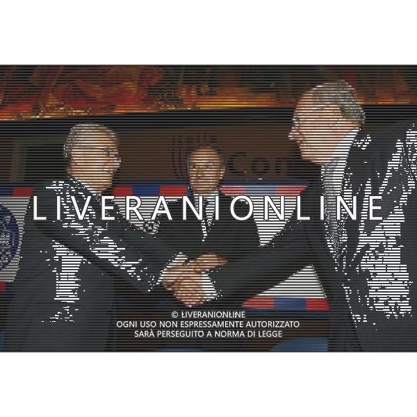 Roma - 30/ 08 / 2006 - Salone d\'Onore del Coni - Foro Italico - Cerimonia di presentazione dei Calendari 2006/2007 della Serie A e della Serie B TIM - nella foto: la stretta di mano tra il presidentedi Lega Antonio Matarrese ed il Commissario Guido Rossi