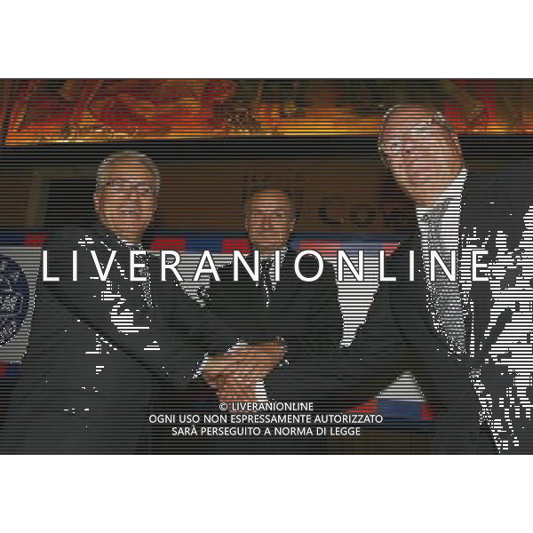 Roma - 30/ 08 / 2006 - Salone d\'Onore del Coni - Foro Italico - Cerimonia di presentazione dei Calendari 2006/2007 della Serie A e della Serie B TIM - nella foto: la stretta di mano tra il presidentedi Lega Antonio Matarrese ed il Commissario Guido Rossi