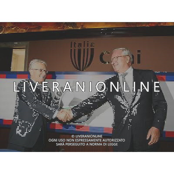 Roma - 30/ 08 / 2006 - Salone d\'Onore del Coni - Foro Italico - Cerimonia di presentazione dei Calendari 2006/2007 della Serie A e della Serie B TIM - nella foto: la stretta di mano tra il presidentedi Lega Antonio Matarrese ed il Commissario Guido Rossi