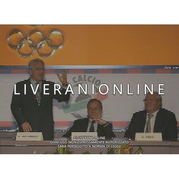 Roma - 30/ 08 / 2006 - Salone d\'Onore del Coni - Foro Italico - Cerimonia di presentazione dei Calendari 2006/2007 della Serie A e della Serie B TIM - nella foto: Antonio Matarrese Gianni Petrucci e Guido Rossi ph Corradetti/ag. aldo liverani 